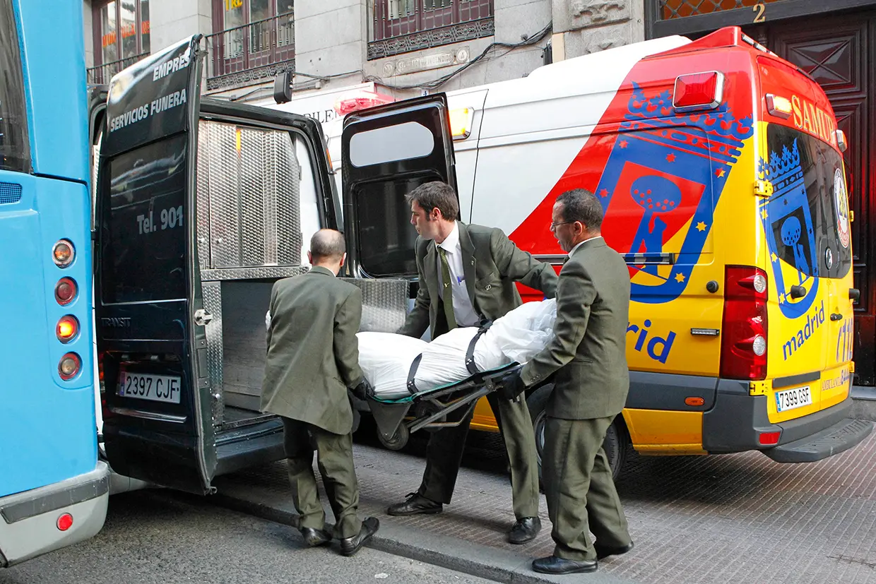 El servicio funerario llevándose el cadáver de Mario Biondo.