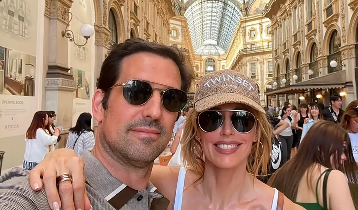 La presentadora Emma García junto a su marido, con el que lleva más de 25 años casada.