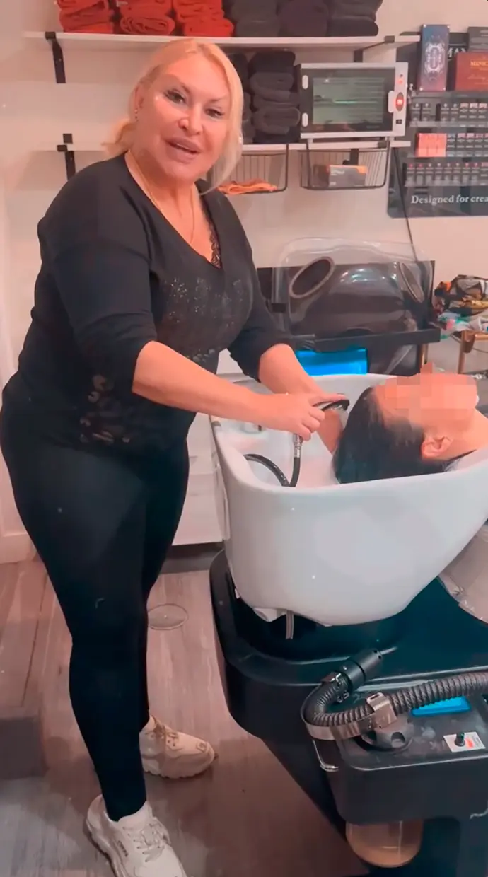 Raquel Mosquera lavando una cabeza