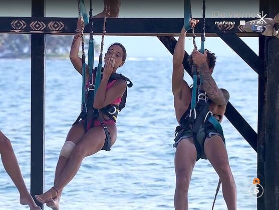 Los concursantes tenían que contestar bien para evitar caer al agua.
Foto: Telecinco