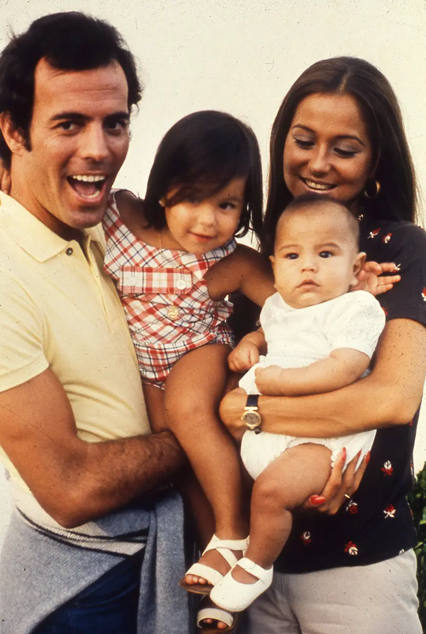 Isabel Preysler con Julio Iglesias y sus hijos Chábeli y Julio José.