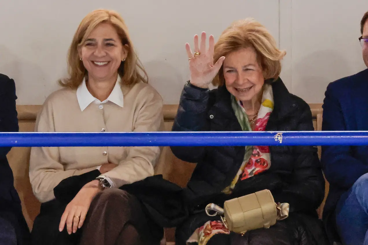 Infanta Cristina y la Reina Sofía en la grada durante un partido de Pablo Urdangarín.