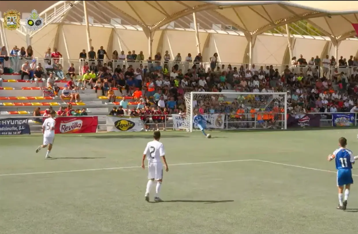 Hijo de Iker Casillas durante un partido de futbol.