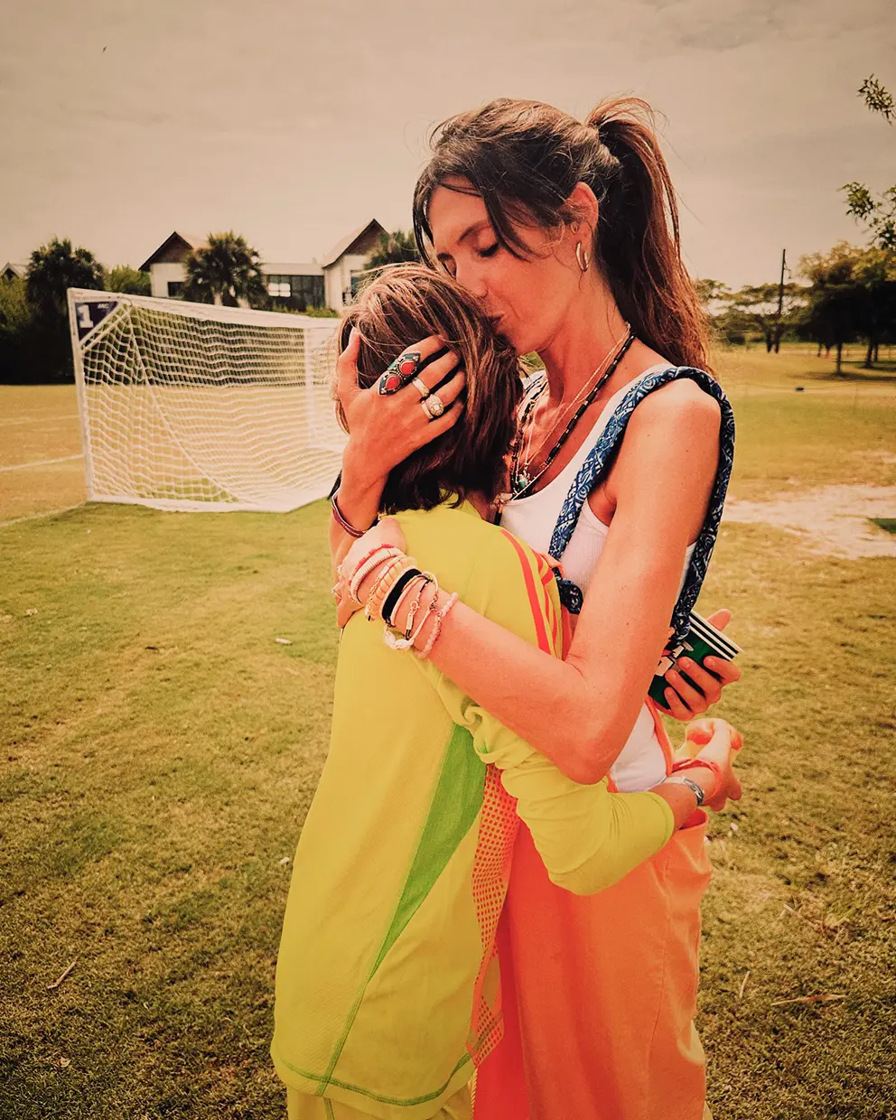 Sara Carbonero besando y abrazando a Martín, su hijo en común con Iker Casillas.