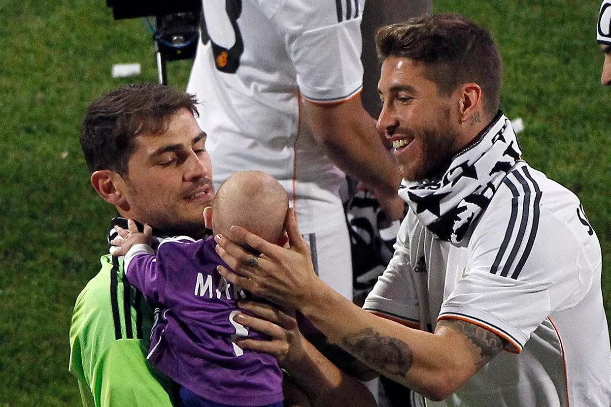 Iker Casillas y Sergio Ramos con Martín Casillas en brazos cuando era un bebé