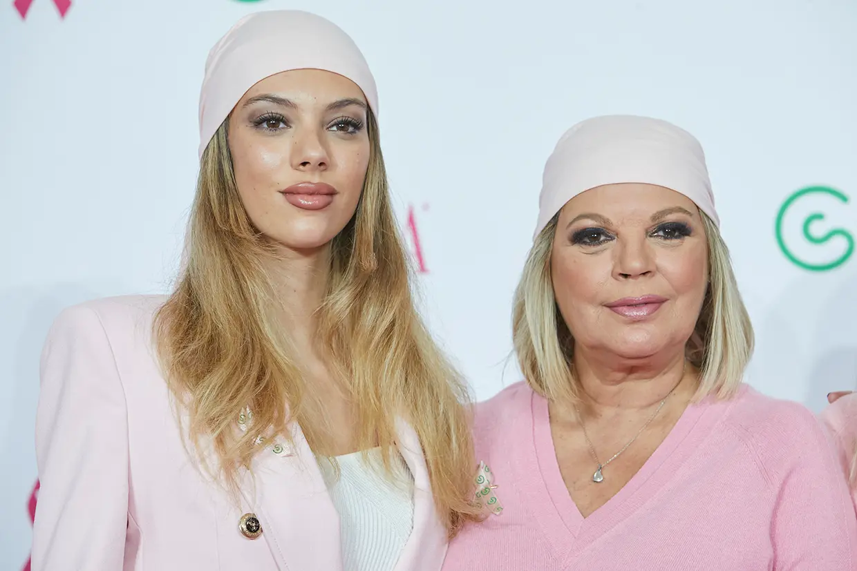 Alejandra Rubio y Terelu Campos con pañuelos rosas en la cabeza.