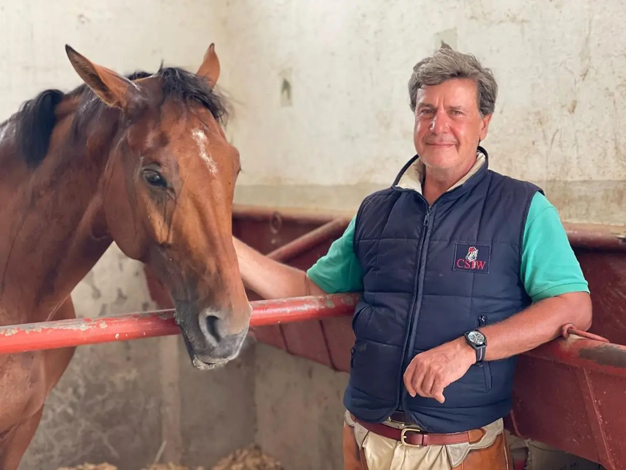 Cayetano Martínez de Irujo con un caballo