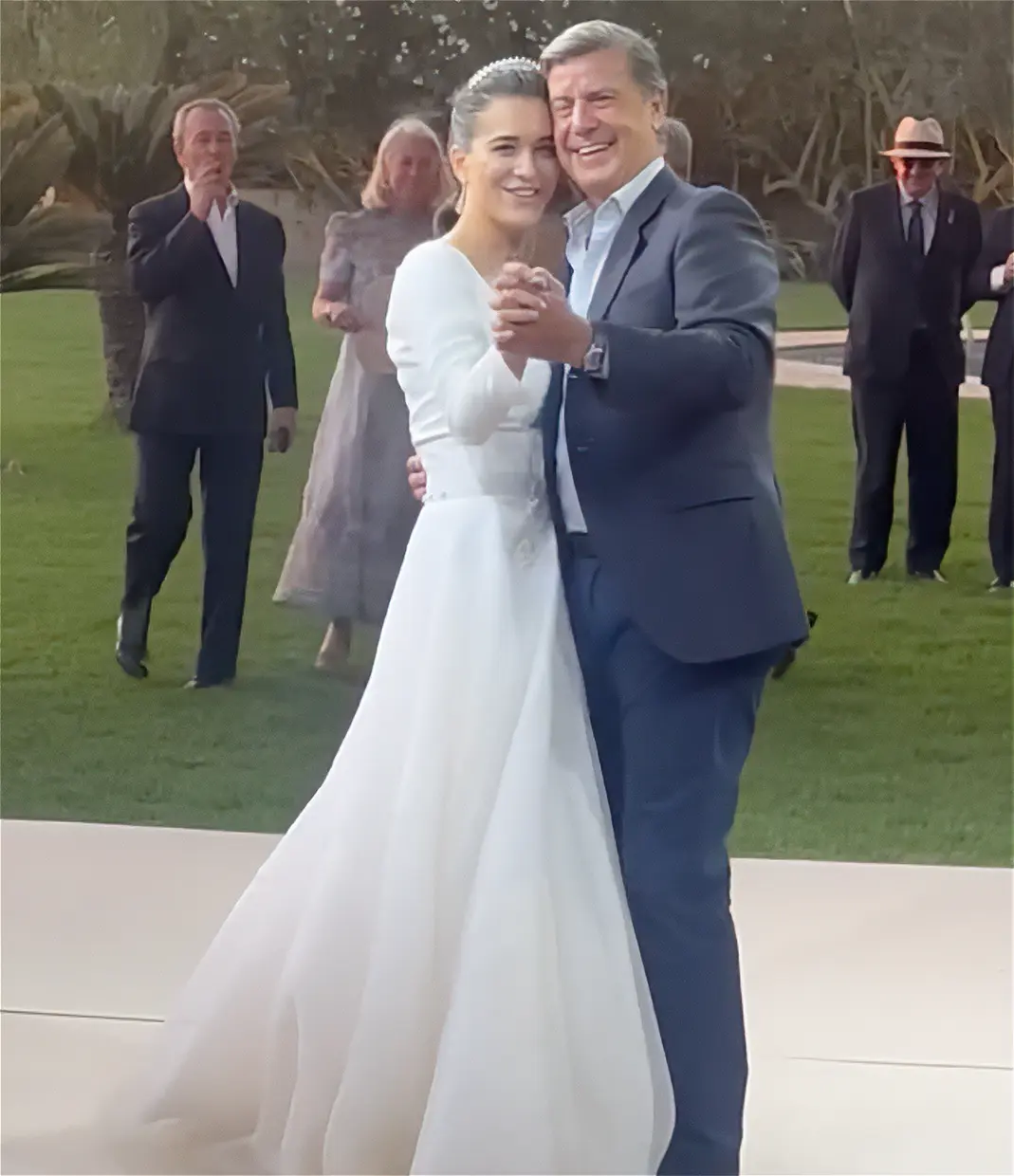 Bárbara Mirjan bailando con Cayetano Martínez de Irujo el día de su boda