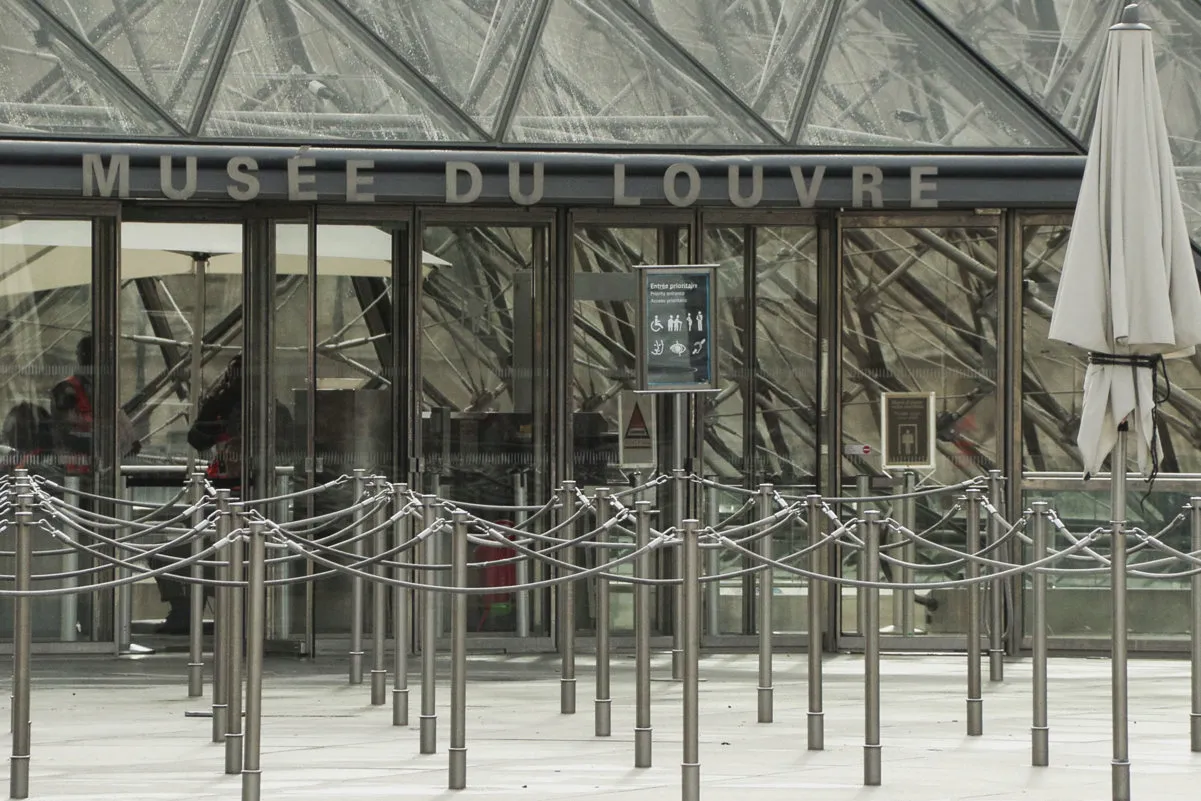 La entrada a Louvre, vacía.