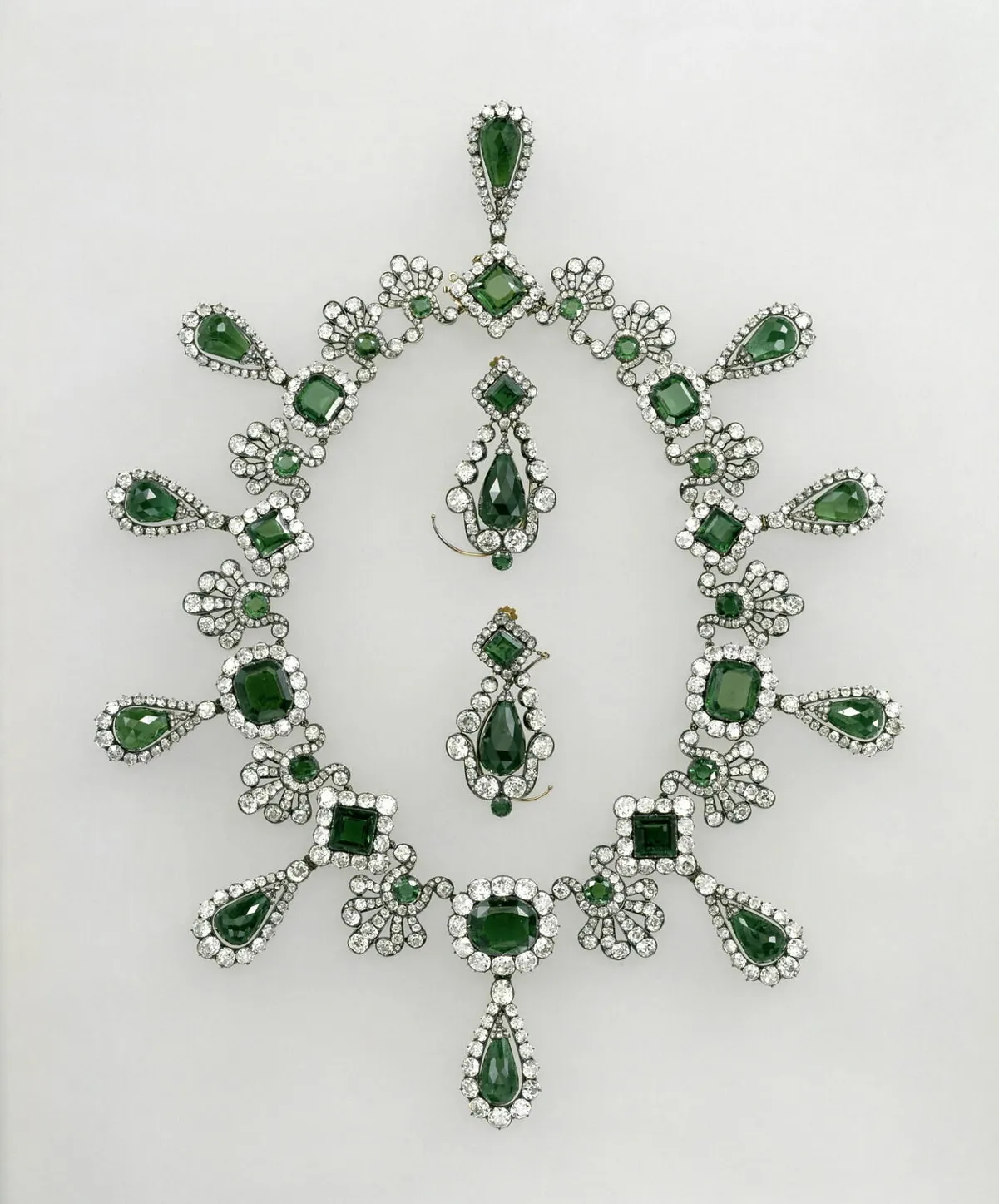 Juego de collar y pendientes de esmeraldas de la reina María Luisa, robado del Louvre.