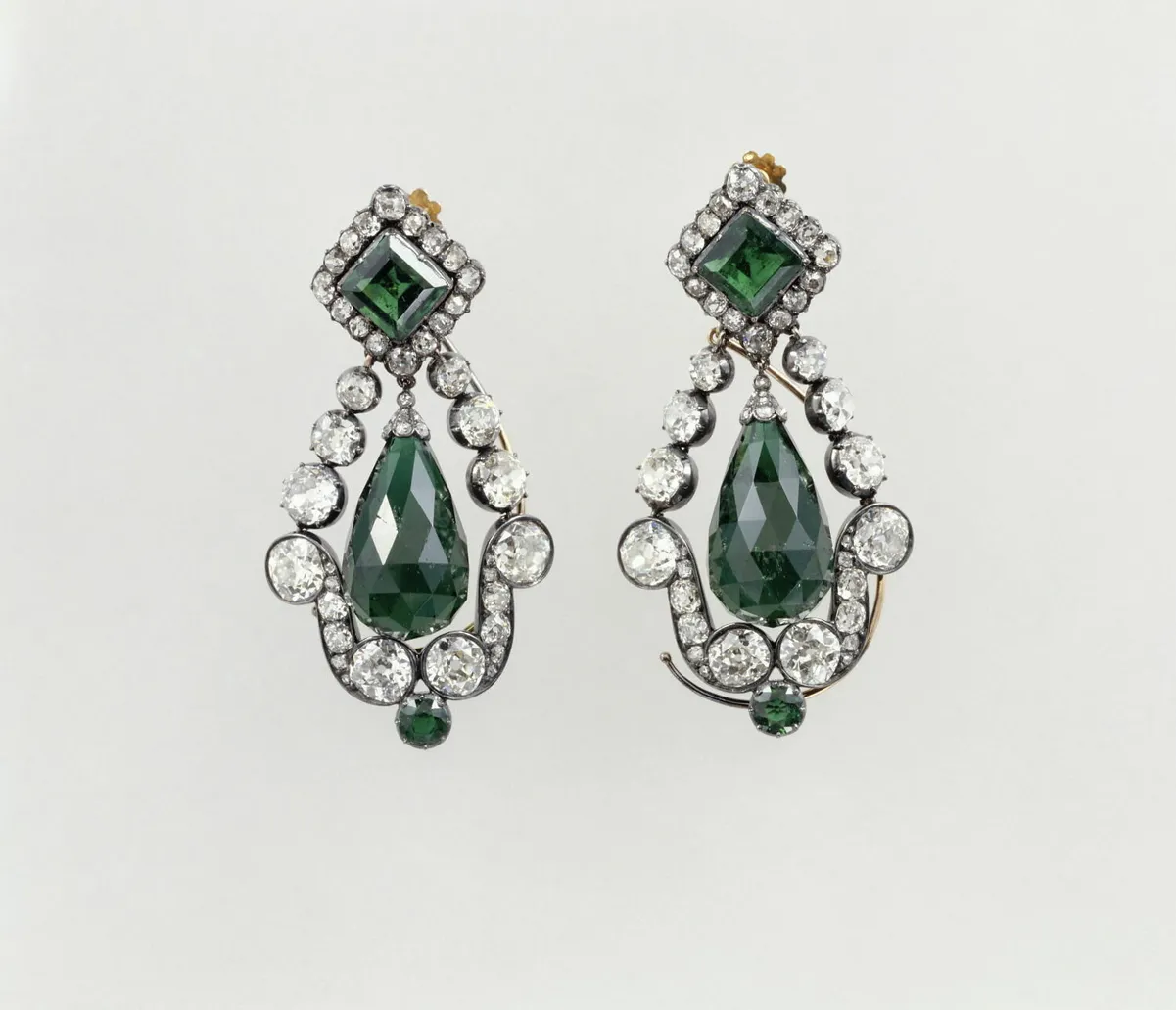 Los pendientes de la reina María Luisa robados del Louvre.
