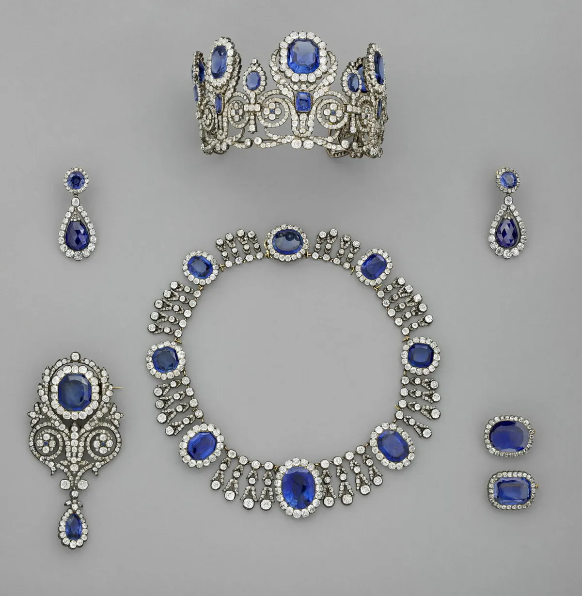 Juego de diamante y zafiros robado del Louvre.
