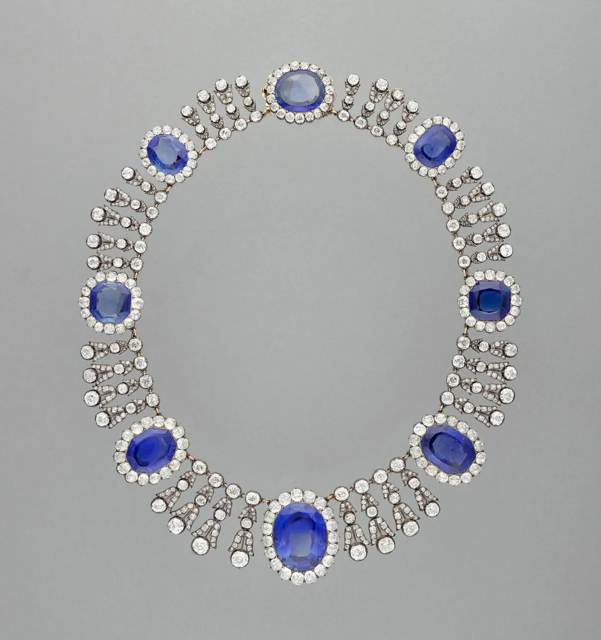 El collar de María Amelia y Hortensia robado del Louvre.