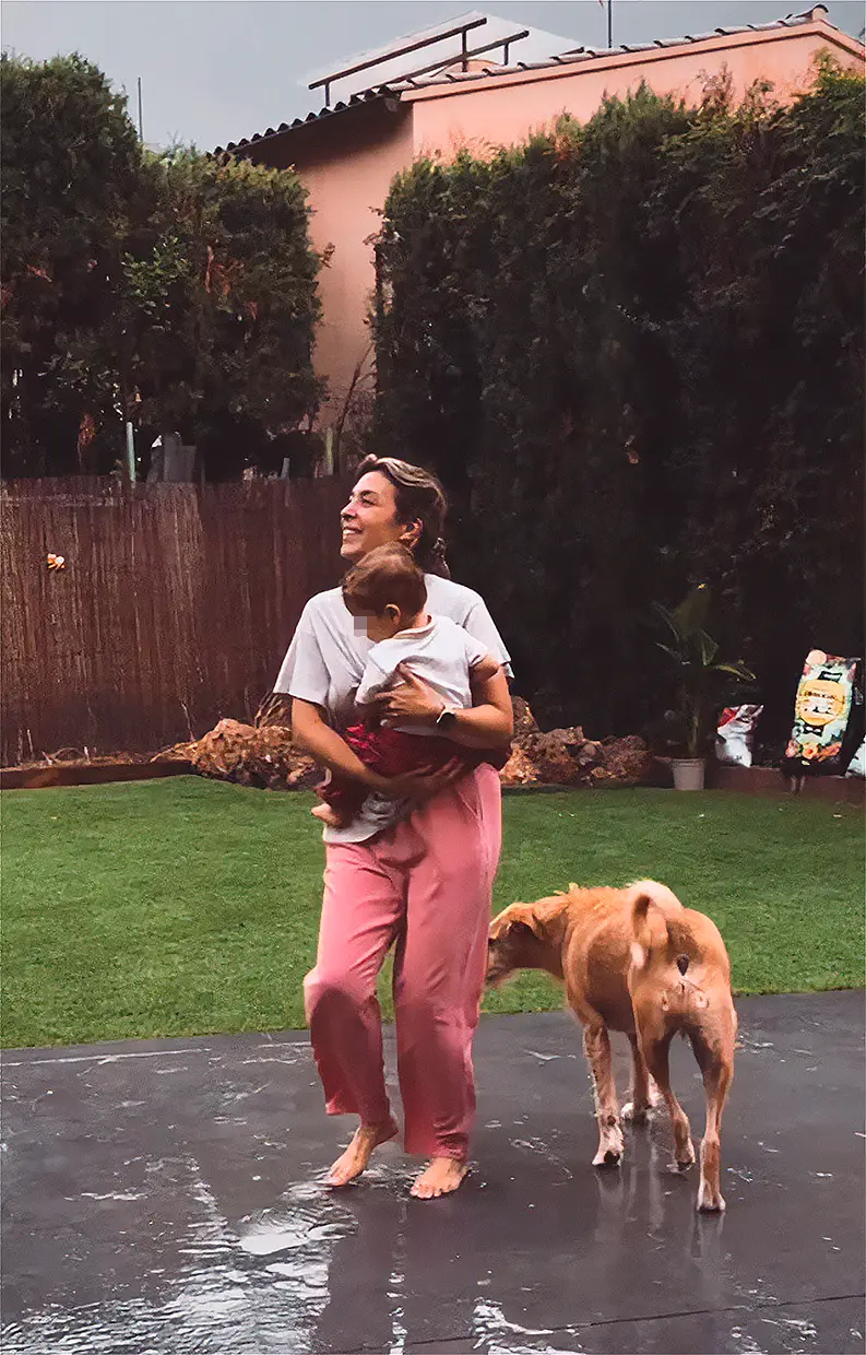 Gisela con su hijo y con su perro bajo la lluvia
