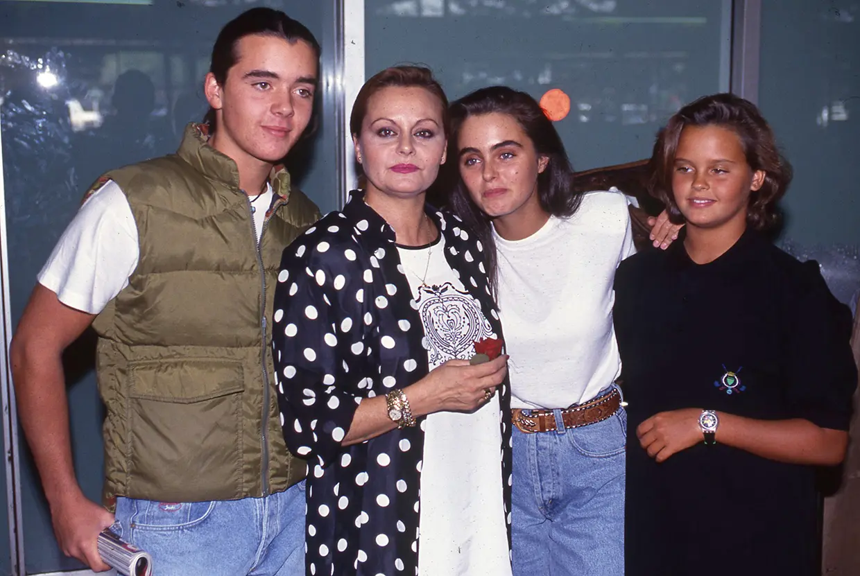 Shaila Dúrcal y Carmen Morales con su madre y su hermano.