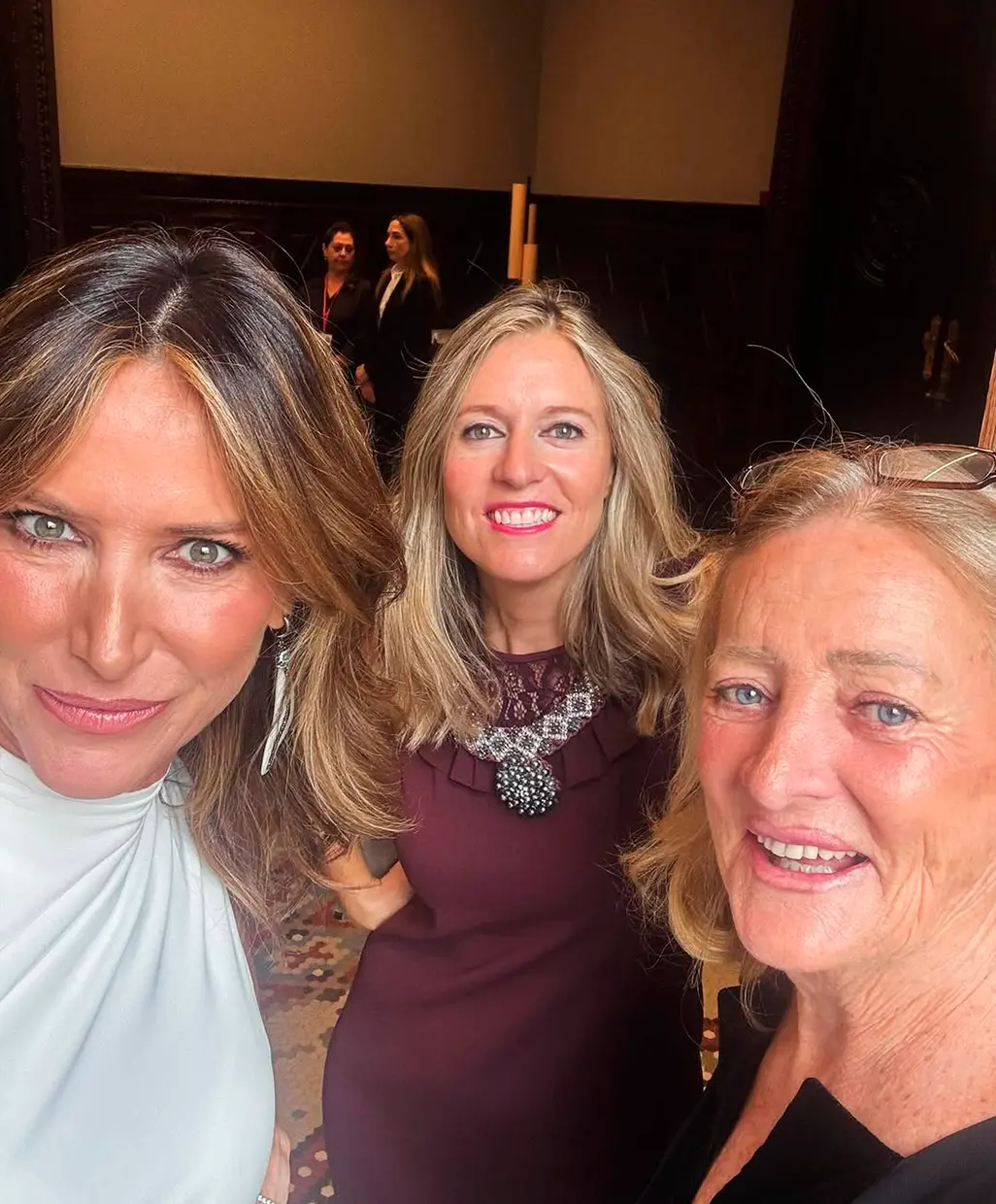 Con su hermana, Alejandra, y su madre, Marianne.