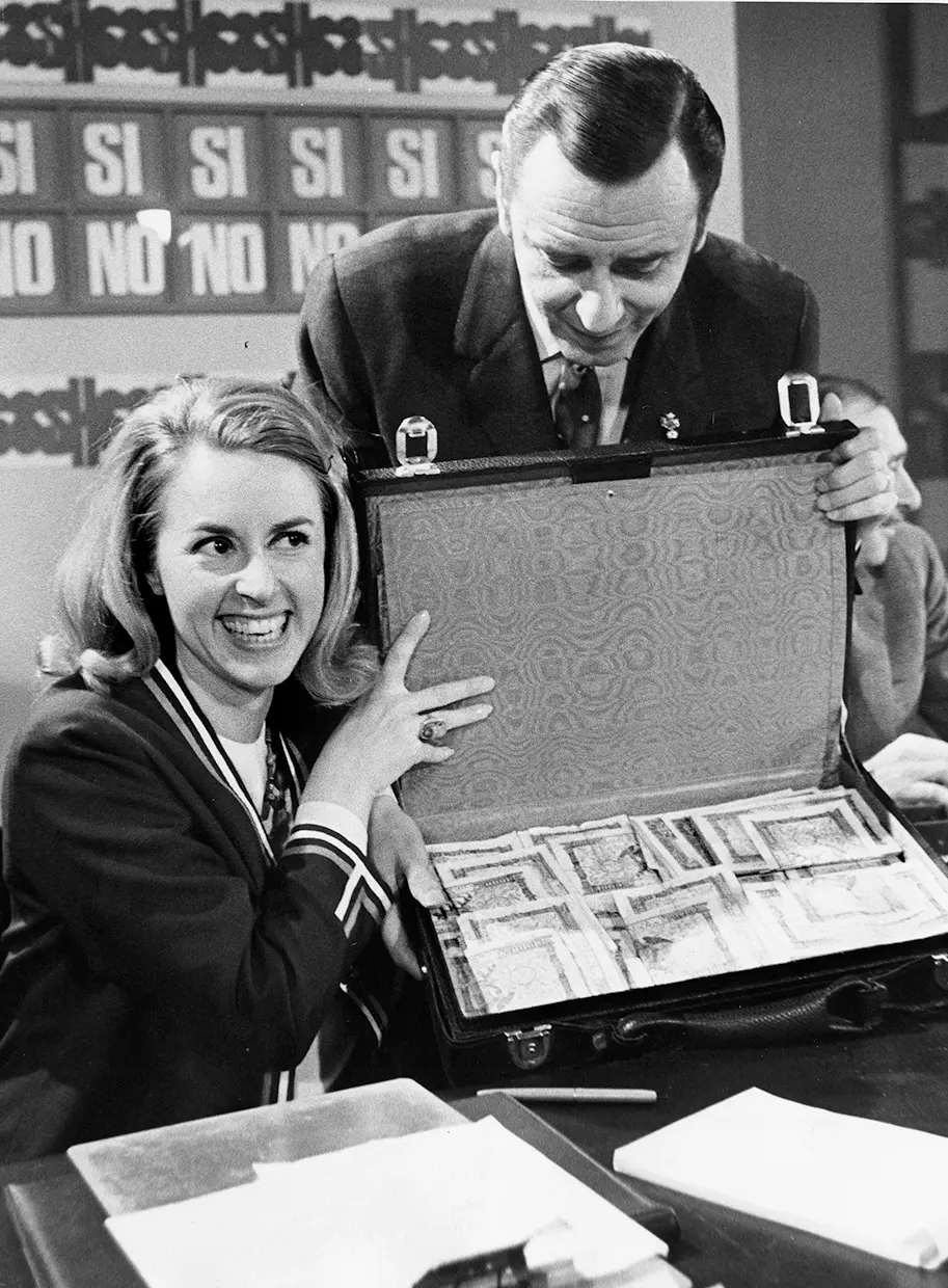 En el mítico ‘Un millón para el mejor’ entregándole el premio a la primera ganadora del concurso, Rosa Zumárraga.