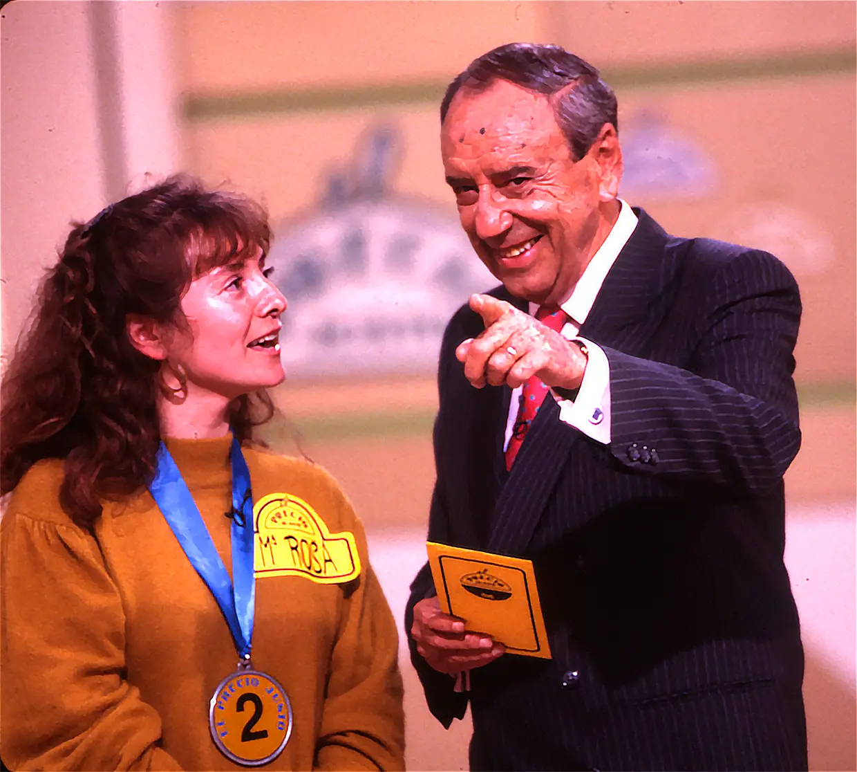 Joaquín Prat con una de las concursantes de ‘El precio justo’.