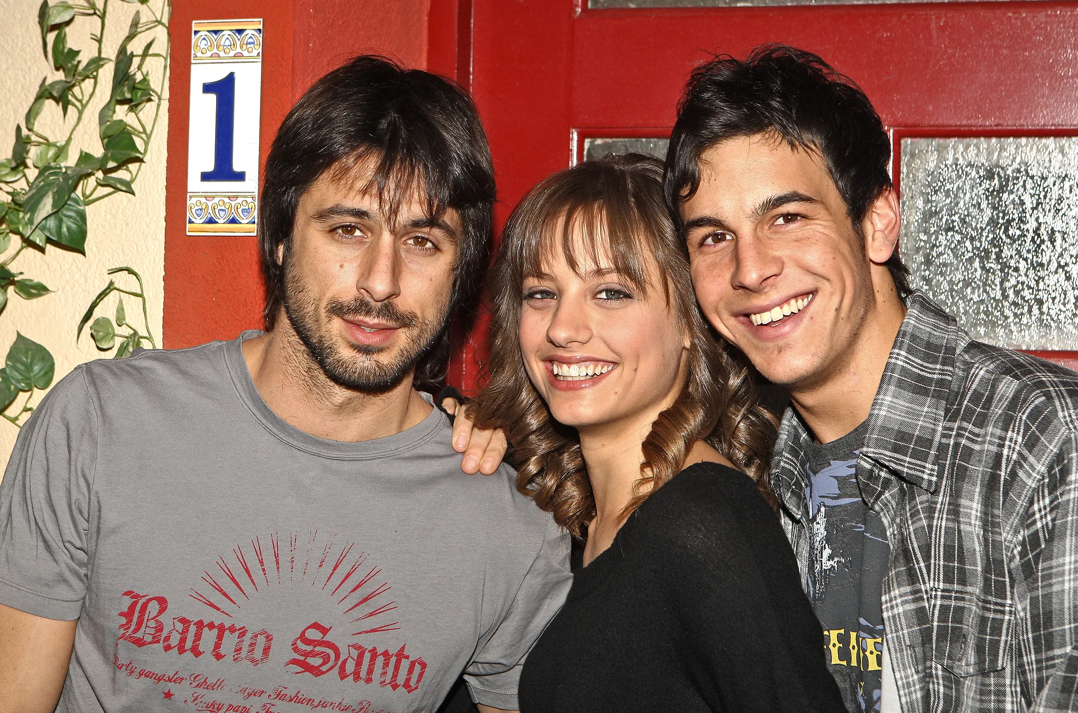 Michelle Jenner con Hugo Silva y Mario Casas.