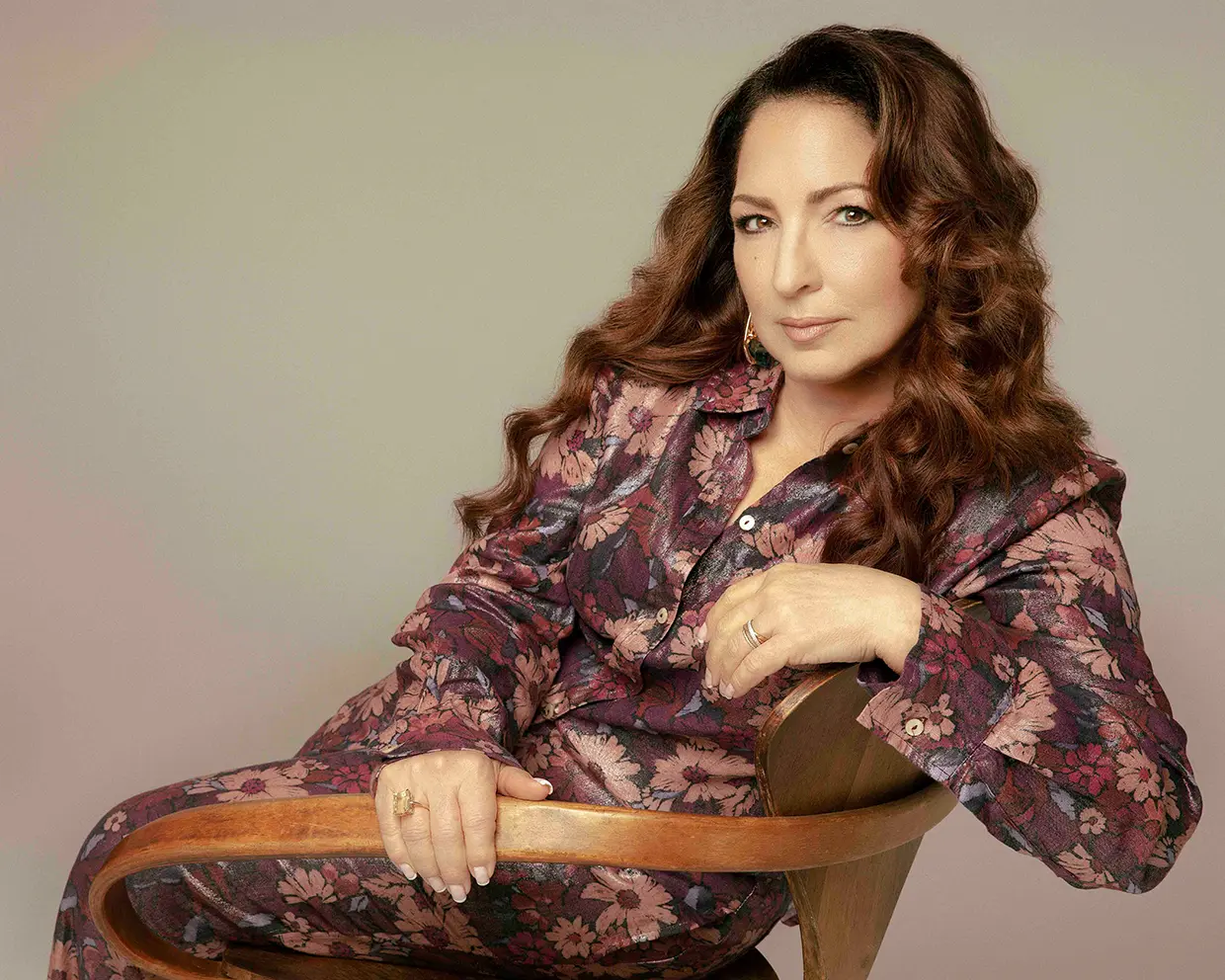Gloria Estefan posando