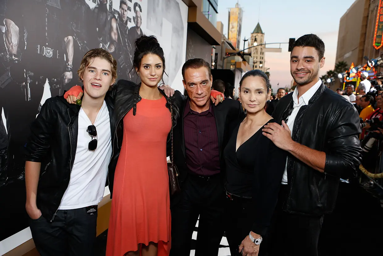 Jean Claude Van Damme con su pareja y sus tres hijos