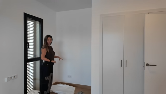Entramos en la nueva y espectacular casa de Laura Escanes en Menorca: "Necesito muchas camas”
