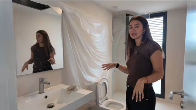 Entramos en la nueva y espectacular casa de Laura Escanes en Menorca: "Necesito muchas camas”
