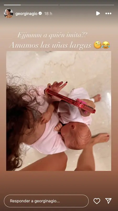 Bella Esmeralda, hija de Georgia Rodríguez y Cristiano Ronaldo, luce unas uñas larguísimas de manicura.