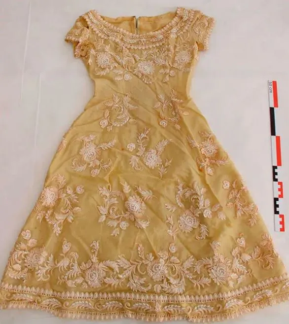 Ropa y zapatos de la reina Sofía que han aparecido años después. Foto: Tatoi Collection.