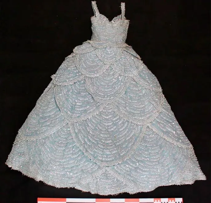 Ropa y zapatos de la reina Sofía que han aparecido años después. Foto: Tatoi Collection.