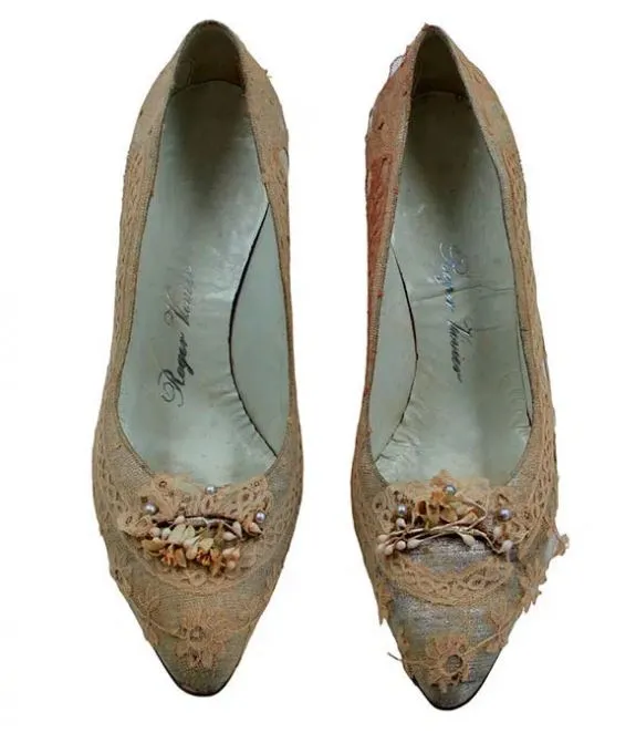Ropa y zapatos de la reina Sofía que han aparecido años después. Foto: Tatoi Collection.