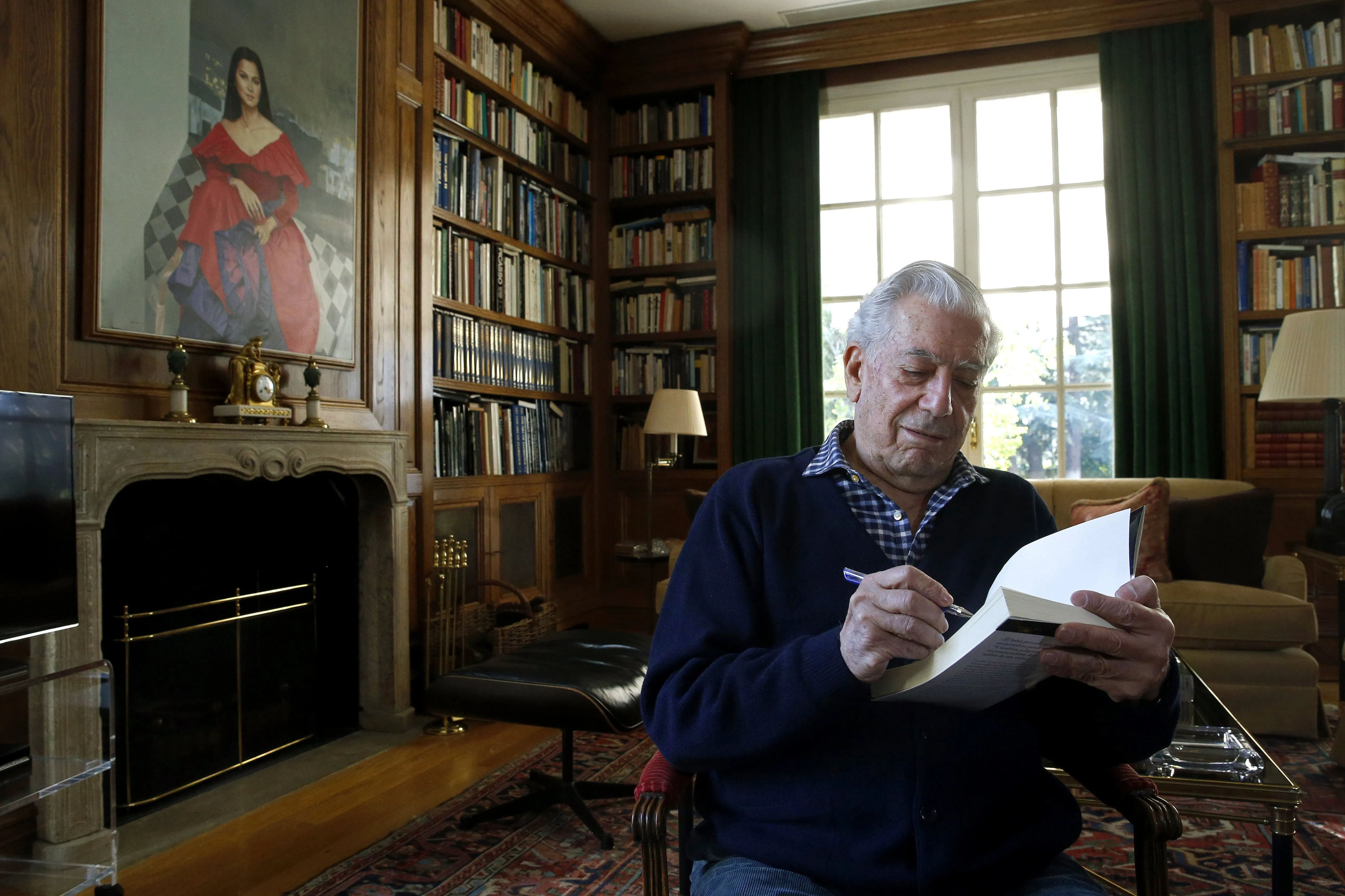 Mario Vargas Llosa, escribiendo.