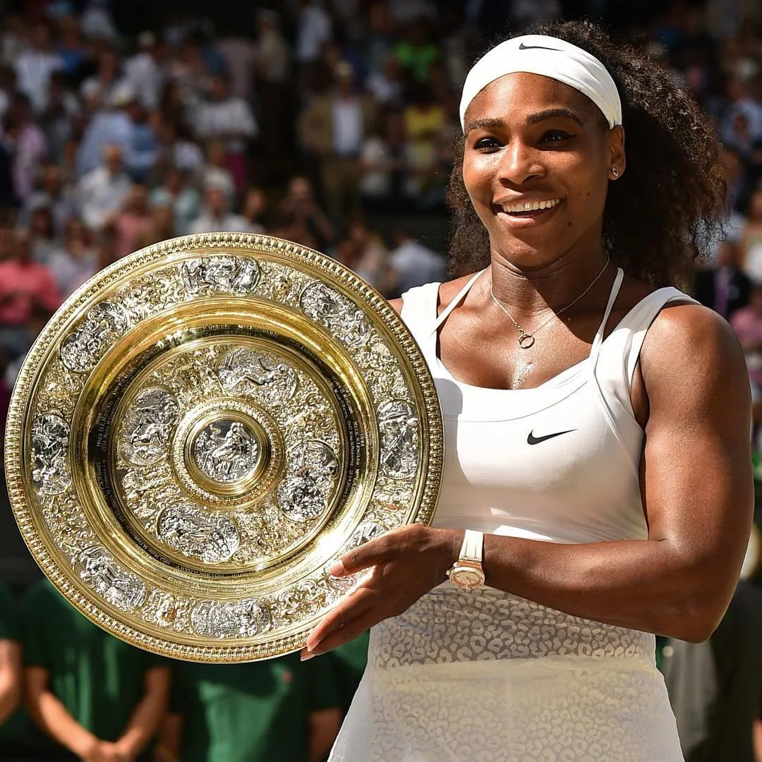 Serena Williams sujetando uno de sus premios.