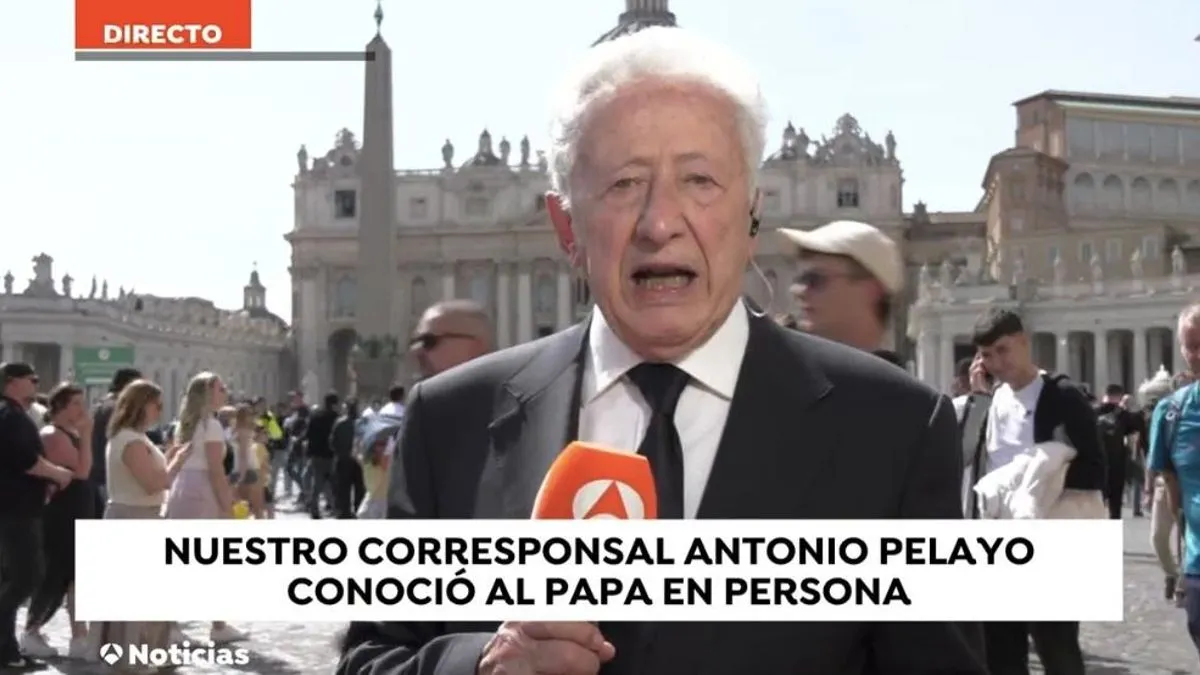 Antonio Pelayo emitiendo para Antena 3 desde Roma.