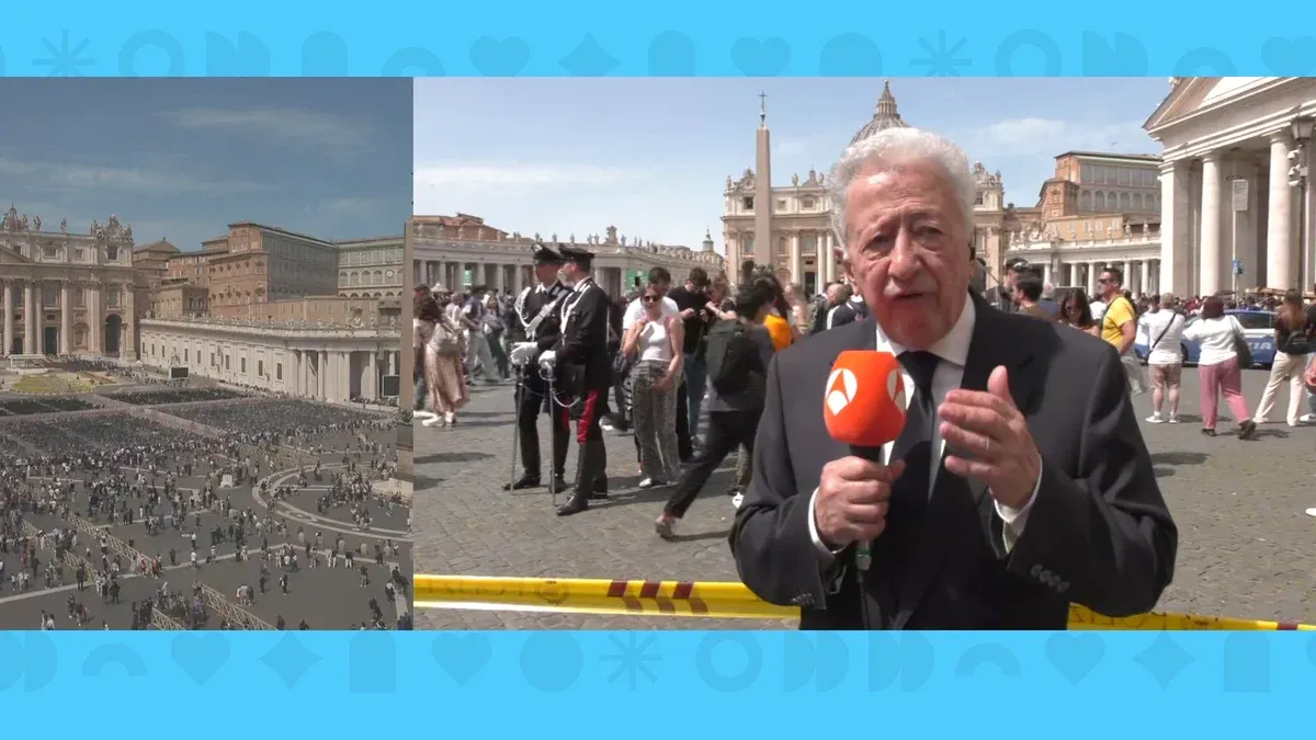 Antonio Pelayo emitiendo para Antena 3 desde Roma.