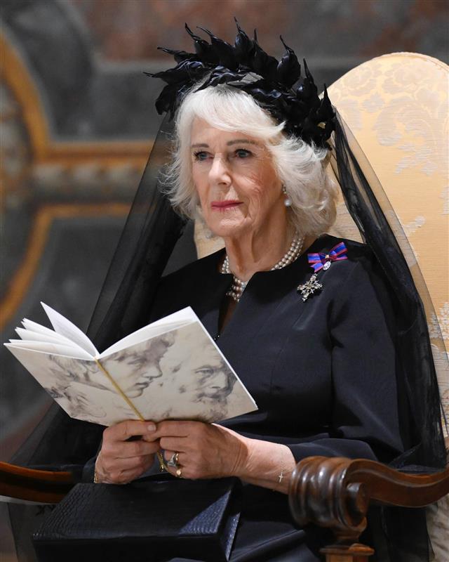 Camilla Parker sorprende con su extraño look en su encuentro con el papa León XIV