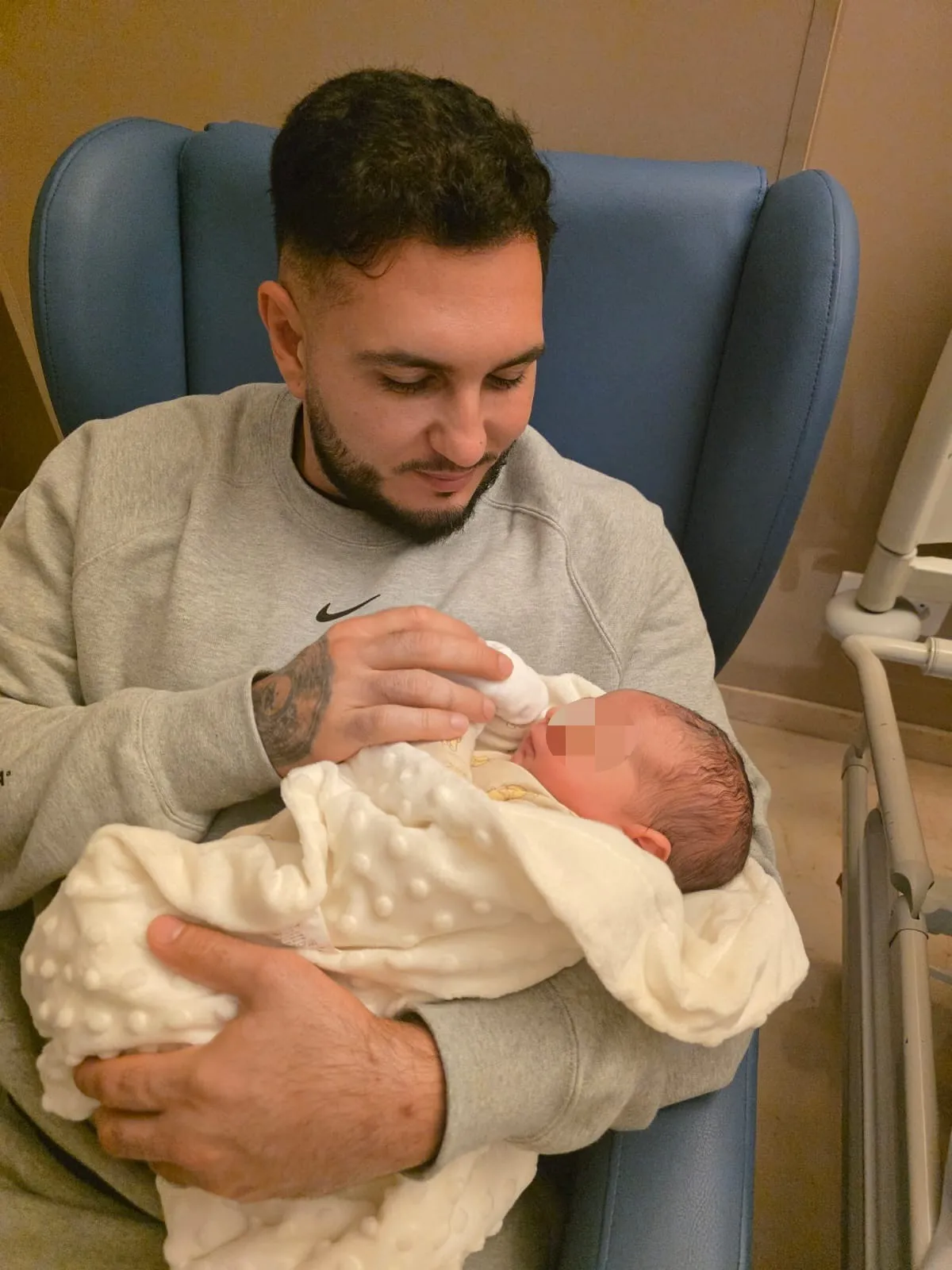 Omar Montes con su hijo Ismael recién nacido en el hospital.