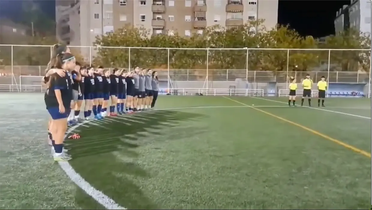 Compañeras del fútbol de Sandra Peña haciéndole un homenaje
