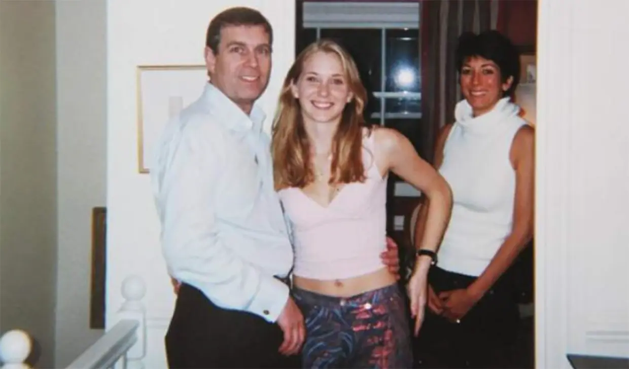 Andrés de Inglaterra con la joven Virginia Giuffre, cuyas memorias póstumas acaban de publicarse.