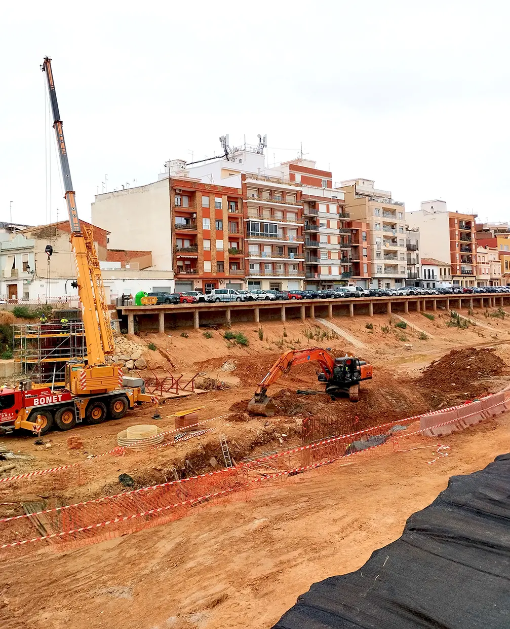 Grúa en tareas de reconstrucción por la DANA