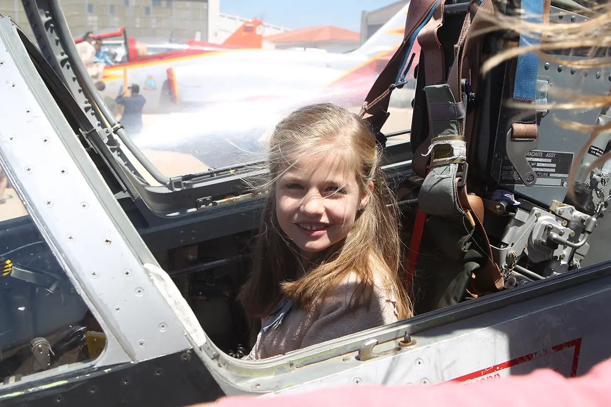 La princesa Leonor en la cabina de un avión