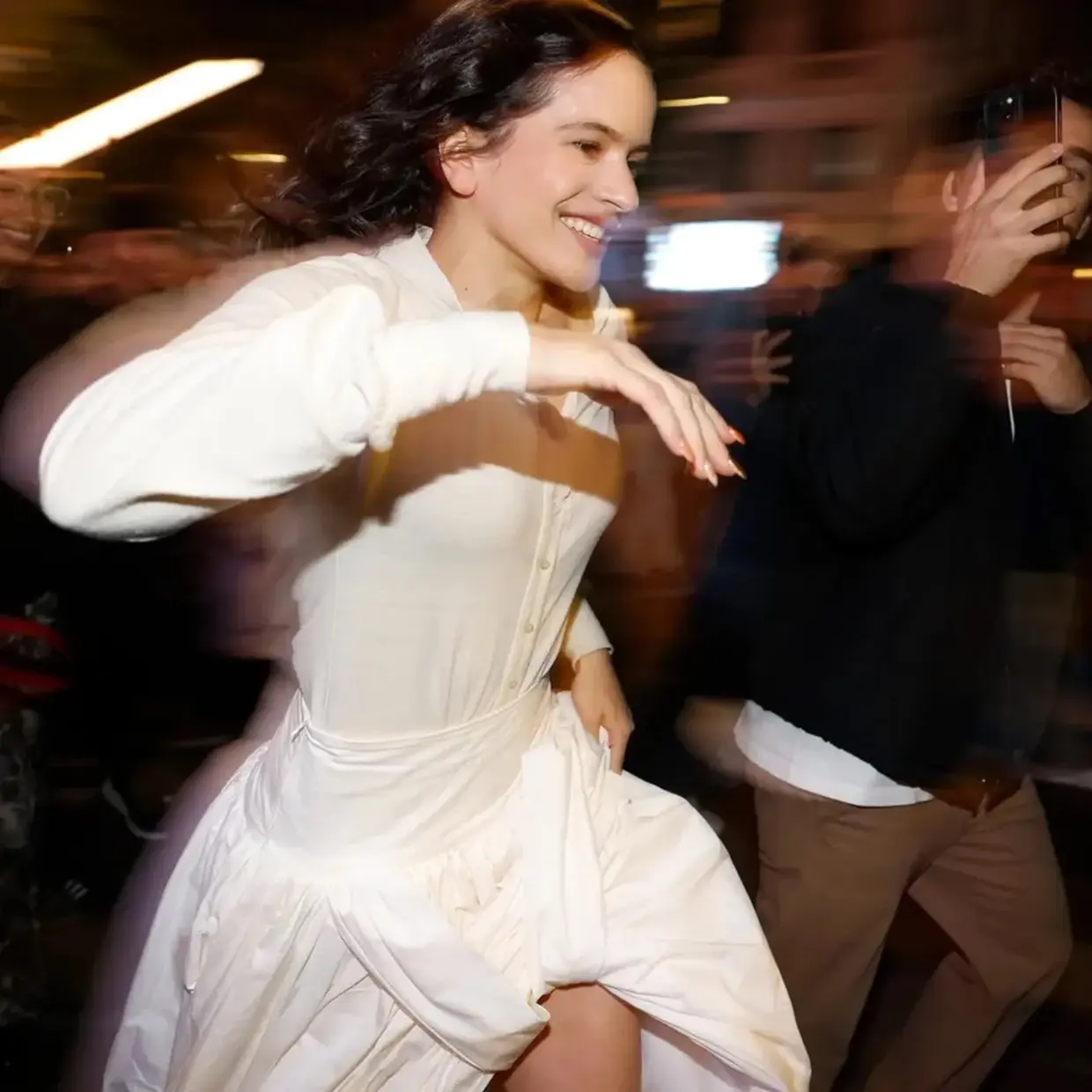 Rosalía corriendo por las calles de Madrid
