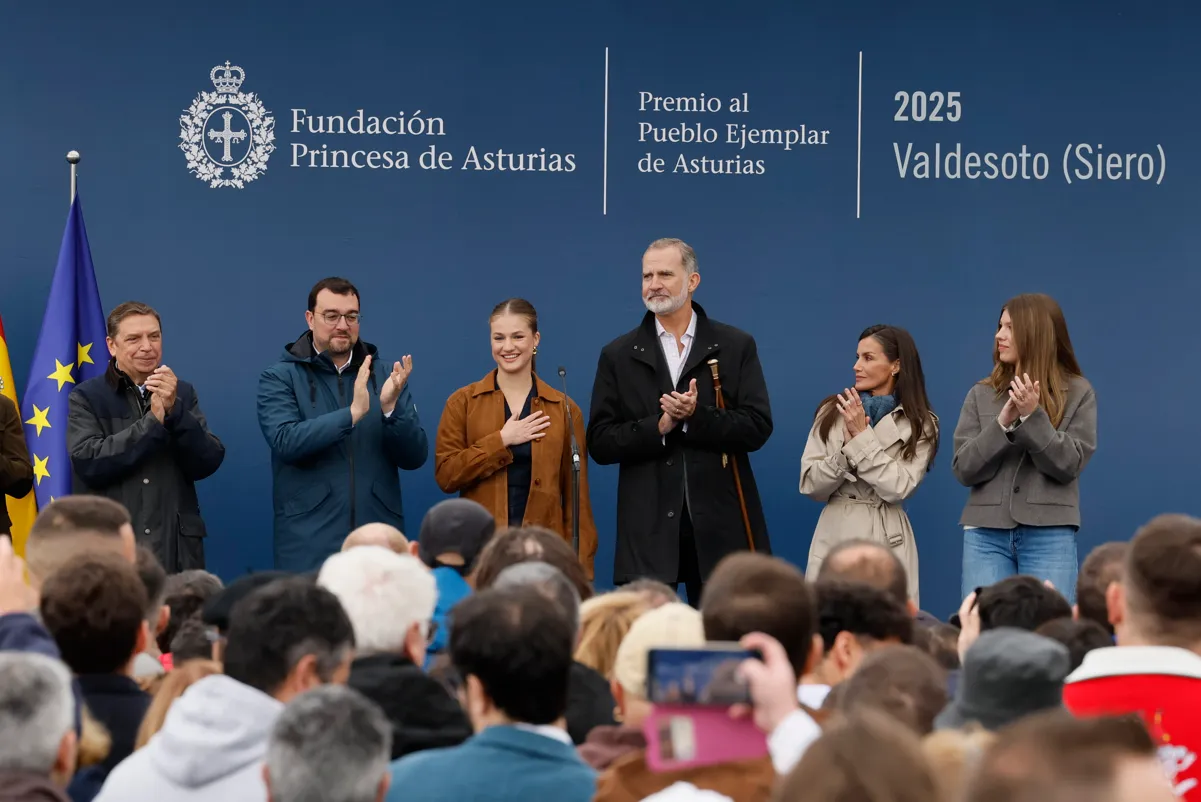 Los reyes, la princesa de Asturias y la infanta Sofía junto con el presidente del Principado, Adrián Barbón y el ministro Luis Planas, durante su visita a Valdesoto