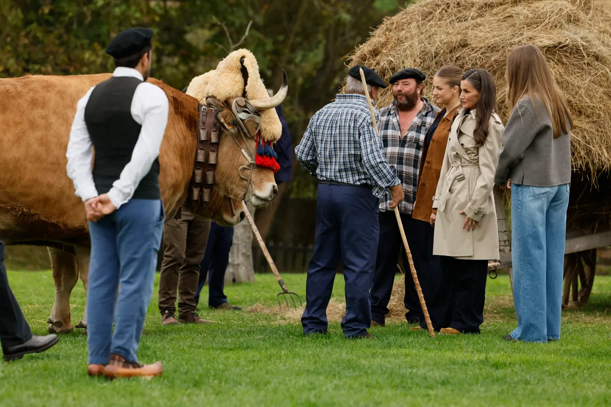 La reina Letizia, la princesa de Asturias y la infanta Sofía conversan con los habitantes de Valdesoto
