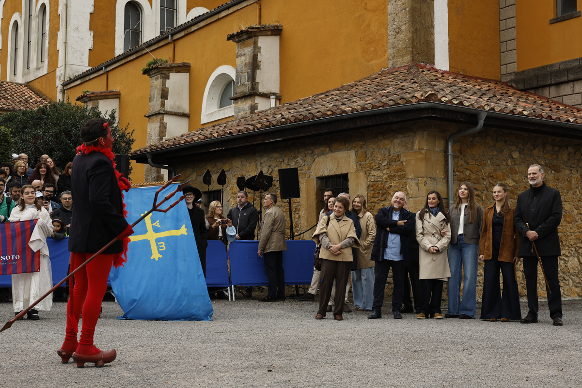 Los reyes, la princesa de Asturias y la infanta Sofía durante su visita a Valdesoto