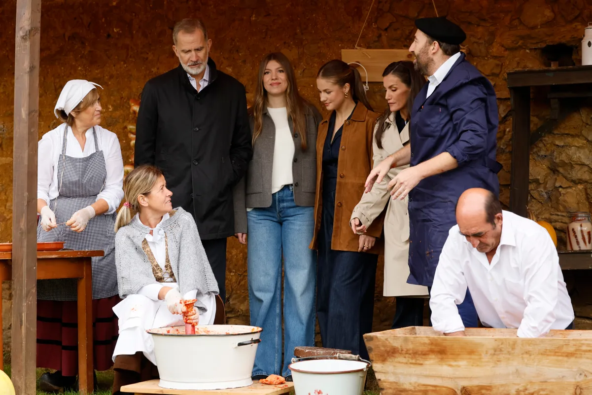 Los reyes, la princesa de Asturias y la infanta Sofía conversan con los habitantes de Valdesoto