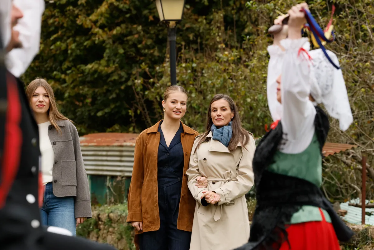 La reina Letizia, la princesa de Asturias y la infanta Sofía durante su visita a Valdesoto