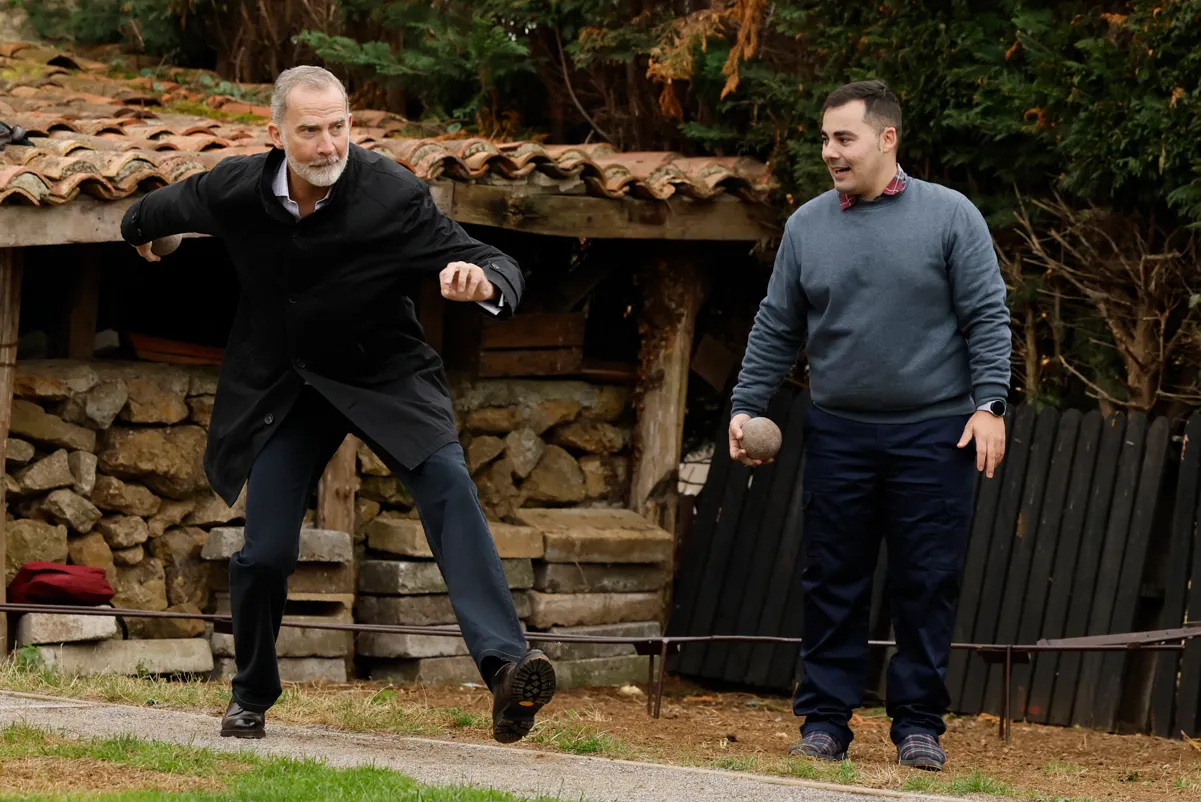 El rey Felipe VI participa en la tirada de bolos durante la visita de la familia real a Valdesoto