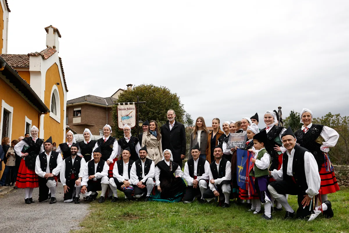 Los reyes, la princesa de Asturias y la infanta Sofía durante su visita a Valdesoto