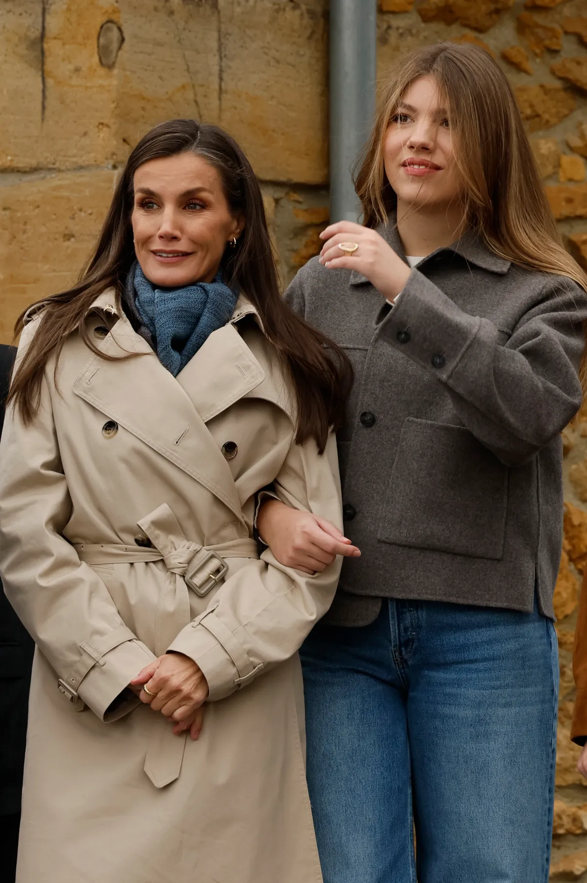 La reina Letizia y la infanta Sofía durante su visita a Valdesoto